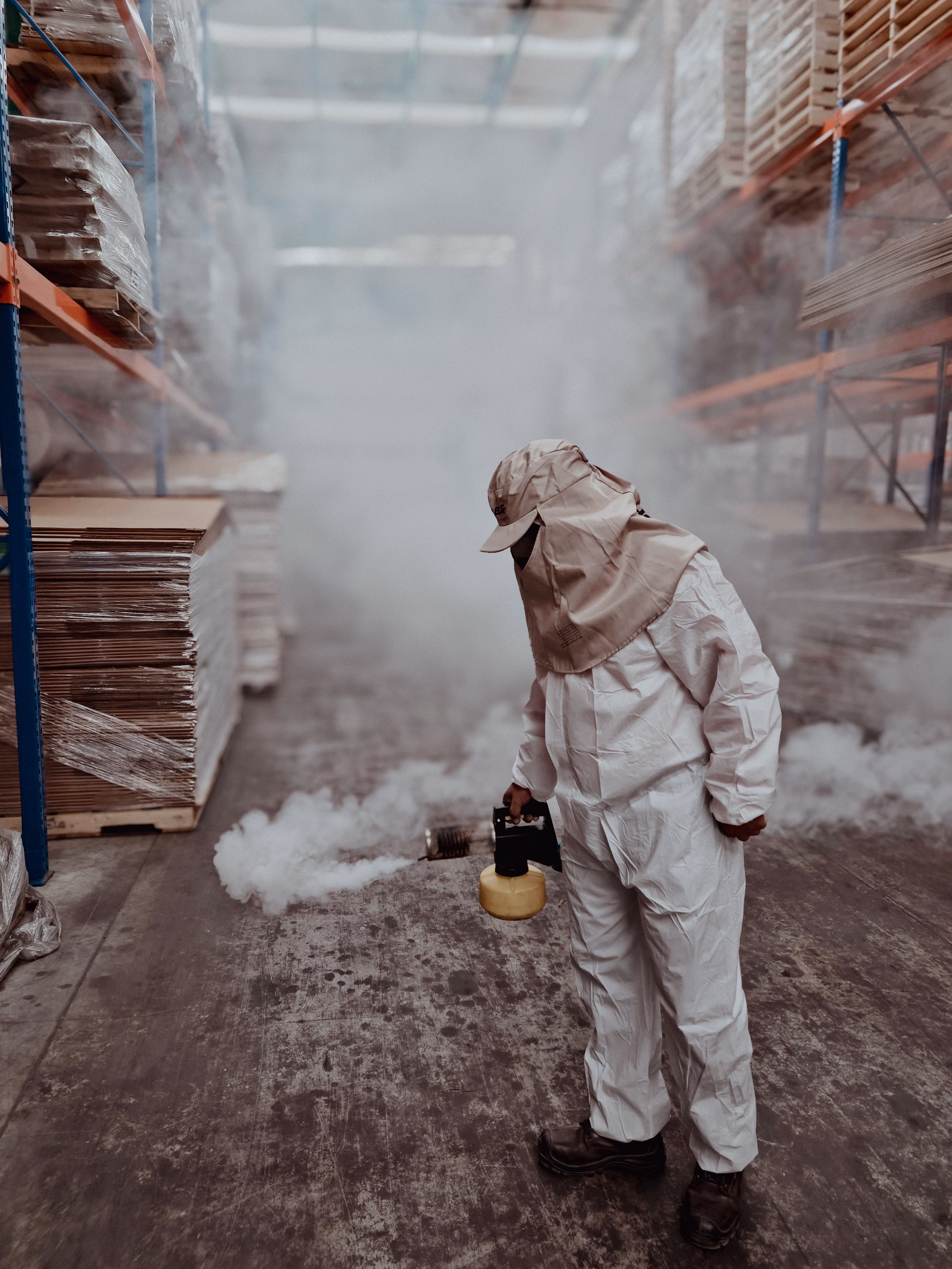 Técnico realizando control de plagas en una bodega